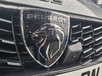 Photo 13 Peugeot 208  Hybrid 100 e-DCS6