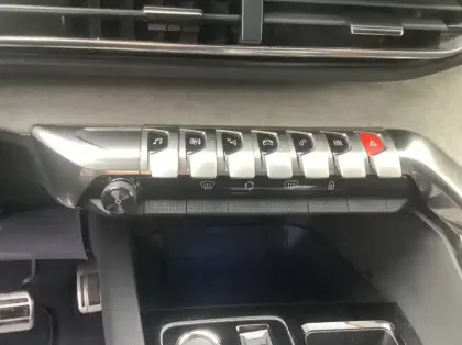 Photo 15 Peugeot 3008 Hybrid 136 e-DCS6 GT