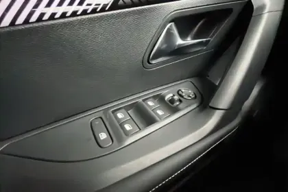 Photo 76 Peugeot 2008  Hybrid 145 e-DCS6