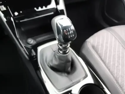 Photo 23 Peugeot 2008  PureTech 100 S&S BVM6 Allure