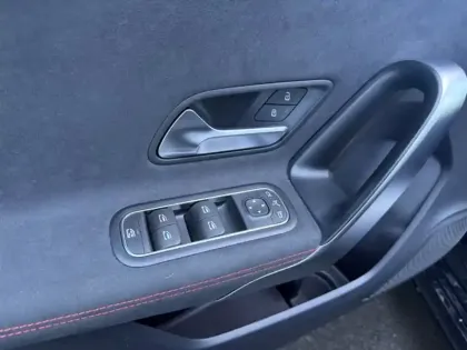 Photo 18 Mercedes Classe A 200 d AMG Line