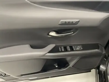 Photo 16 Lexus UX 300h 2WD Executive HYBRIDE MC EXECUTI