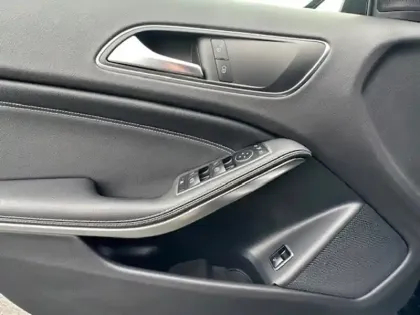 Photo 11 Mercedes GLA 200 d Starlight Edition