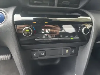 Photo 6 Toyota Yaris Hybride 1.5 HYBRID 116H DESIGN AWD AUTO