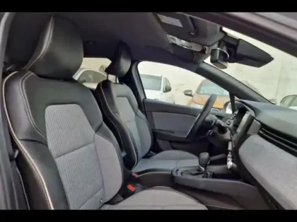 Photo 9 Renault Clio  1.6 E-Tech 145ch full hybrid Techno - 24