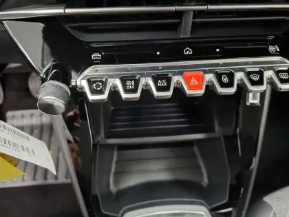 Photo 131 Peugeot 208  PureTech 75 S&S BVM5