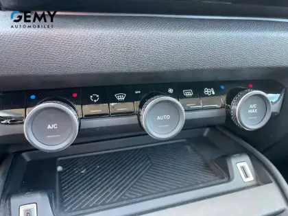 Photo 17 Citroën C4 e- 136 ch Automatique