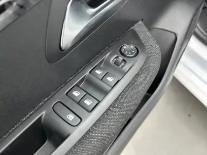 Photo 17 Peugeot 208  Hybrid 110 ch e-DCS6