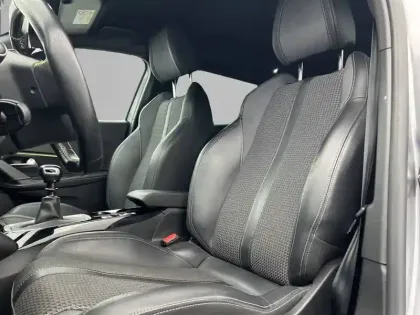 Photo 10 Peugeot 2008  PureTech 130 S&S BVM6