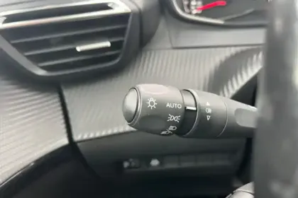 Photo 46 Peugeot 208  PureTech 100 S&S BVM6