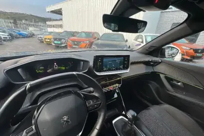 Photo 14 Peugeot 2008  PureTech 130 S&S BVM6