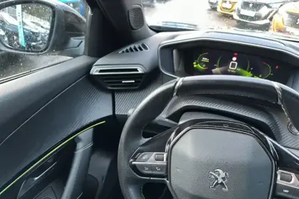 Photo 15 Peugeot 2008  PureTech 130 S&S BVM6