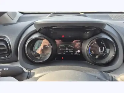 Photo 17 Toyota Yaris Hybride 116h Iconic