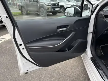 Photo 10 Toyota Corolla Hybride 140h Design