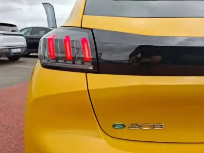 Photo 45 Peugeot 208 Gén. II Ph1 NG Allure Business 5