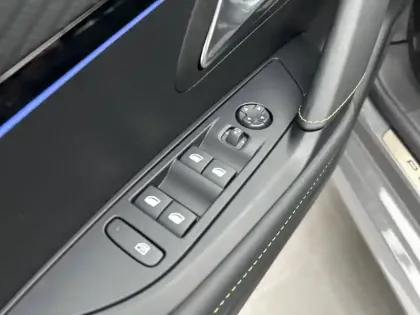 Photo 17 Peugeot 208  Hybrid 145 ch e-DCS6