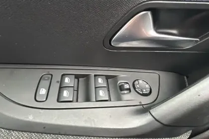 Photo 45 Peugeot 2008  PureTech 130 S&S BVM6