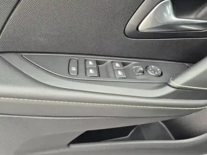 Photo 21 Peugeot 208  Electrique 50 kWh 136ch