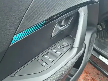 Photo 64 Peugeot 2008  PureTech 100 S&S BVM6