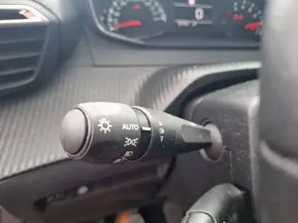 Photo 20 Peugeot 2008  PureTech 100 S&S BVM6