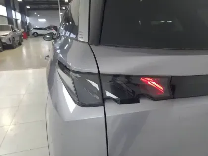 Photo 23 Peugeot 5008  Hybrid 145 ch e-DCS6