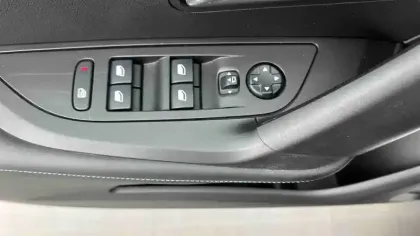 Photo 31 Peugeot 2008  Electrique 136 ch