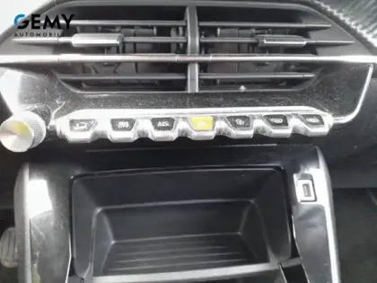 Photo 18 Peugeot 208  BlueHDi 100 S&S BVM6