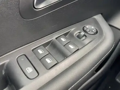 Photo 28 Peugeot 208  Hybrid 100 e-DCS6