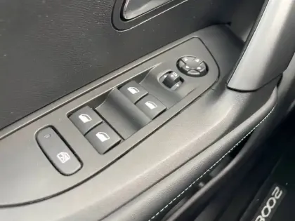 Photo 28 Peugeot 2008  PureTech 130 S&S BVM6