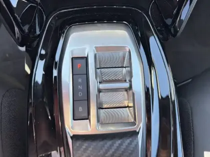 Photo 13 Peugeot 2008  Electrique 54 kWh 156 ch