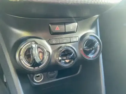 Photo 23 Peugeot 2008 1.5 BlueHDi 100ch E6.c Signature S&S BVM5 86g