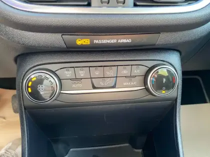 Photo 32 Ford Fiesta Gén. V Ph2 Titanium Business 5