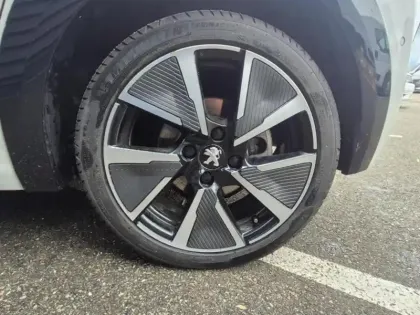 Photo 7 Peugeot 208  e- 136ch GT