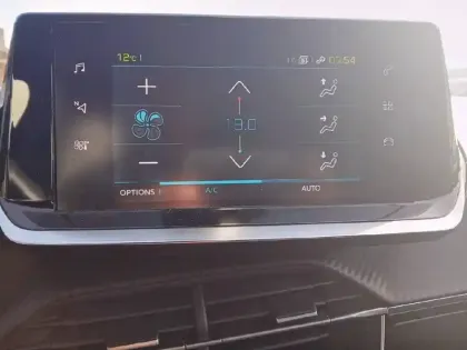 Photo 18 Peugeot 208  Electrique 50 kWh 136ch