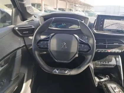 Photo 8 Peugeot 208  Electrique 50 kWh 136ch