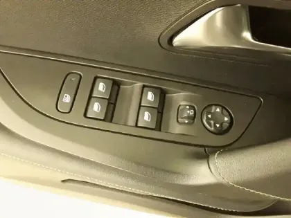 Photo 21 Peugeot 2008 Gén. II Ph1 NG GT 5