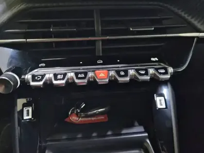 Photo 113 Peugeot 2008  Hybrid 145 e-DCS6