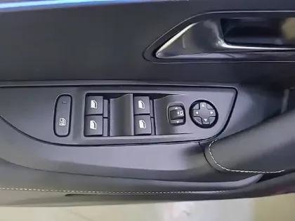 Photo 30 Peugeot 2008  Hybrid 145 e-DCS6