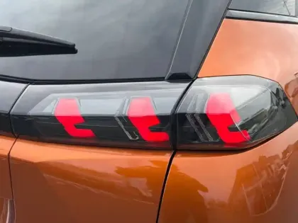 Photo 16 Peugeot 2008  Electrique 136 ch