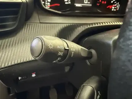 Photo 27 Peugeot 2008  BlueHDi 100 S&S BVM6