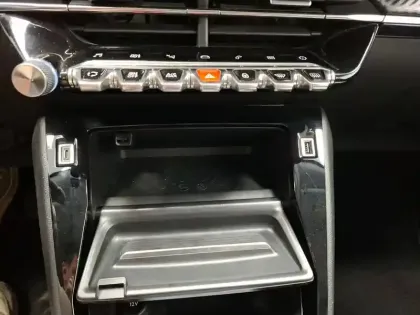 Photo 28 Peugeot 2008  BlueHDi 100 S&S BVM6