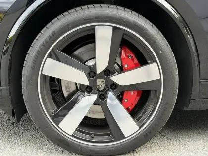 Photo 5 Porsche Macan  Turbo 639 ch