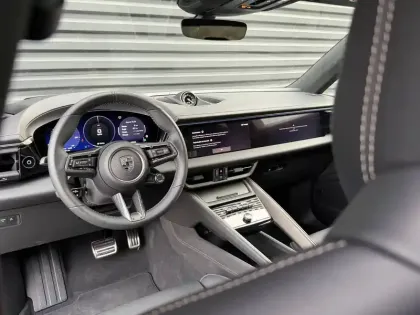 Photo 12 Porsche Macan  Turbo 639 ch