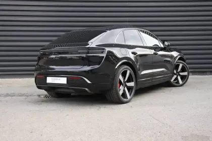 Photo 16 Porsche Macan  Turbo 639 ch