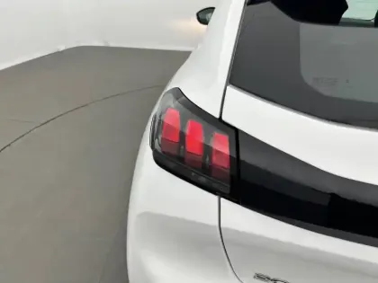 Photo 16 Peugeot 208  PureTech 75 S&S BVM5