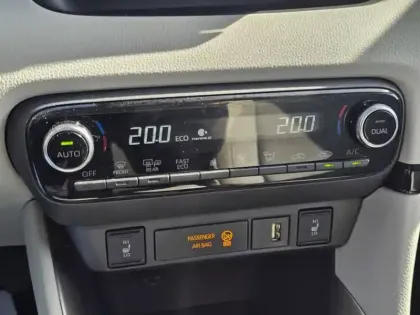 Photo 18 Toyota Yaris Hybride 116h Iconic