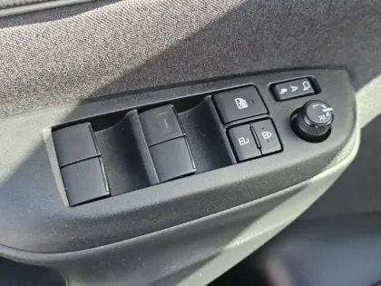 Photo 20 Toyota Yaris Hybride 116h Iconic