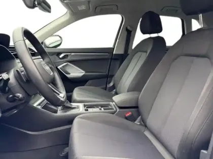 Photo 6 Audi Q3  35 TFSI 150ch Design S tronic 7