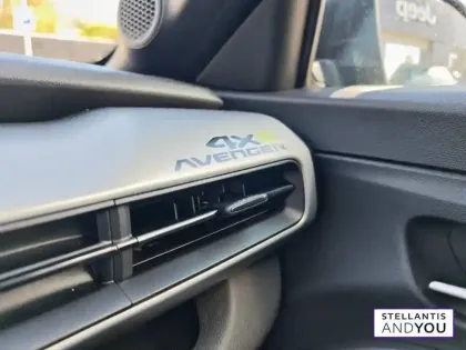 Photo 23 Jeep Avenger  1.2 Turbo T3 145 ch BVR6 4xe