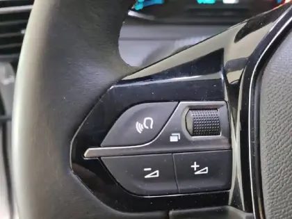 Photo 27 Peugeot 208  Electrique 50 kWh 136ch